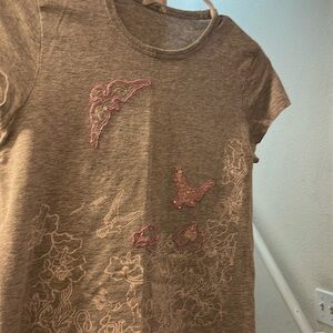 Cute t grey shirt with decals.